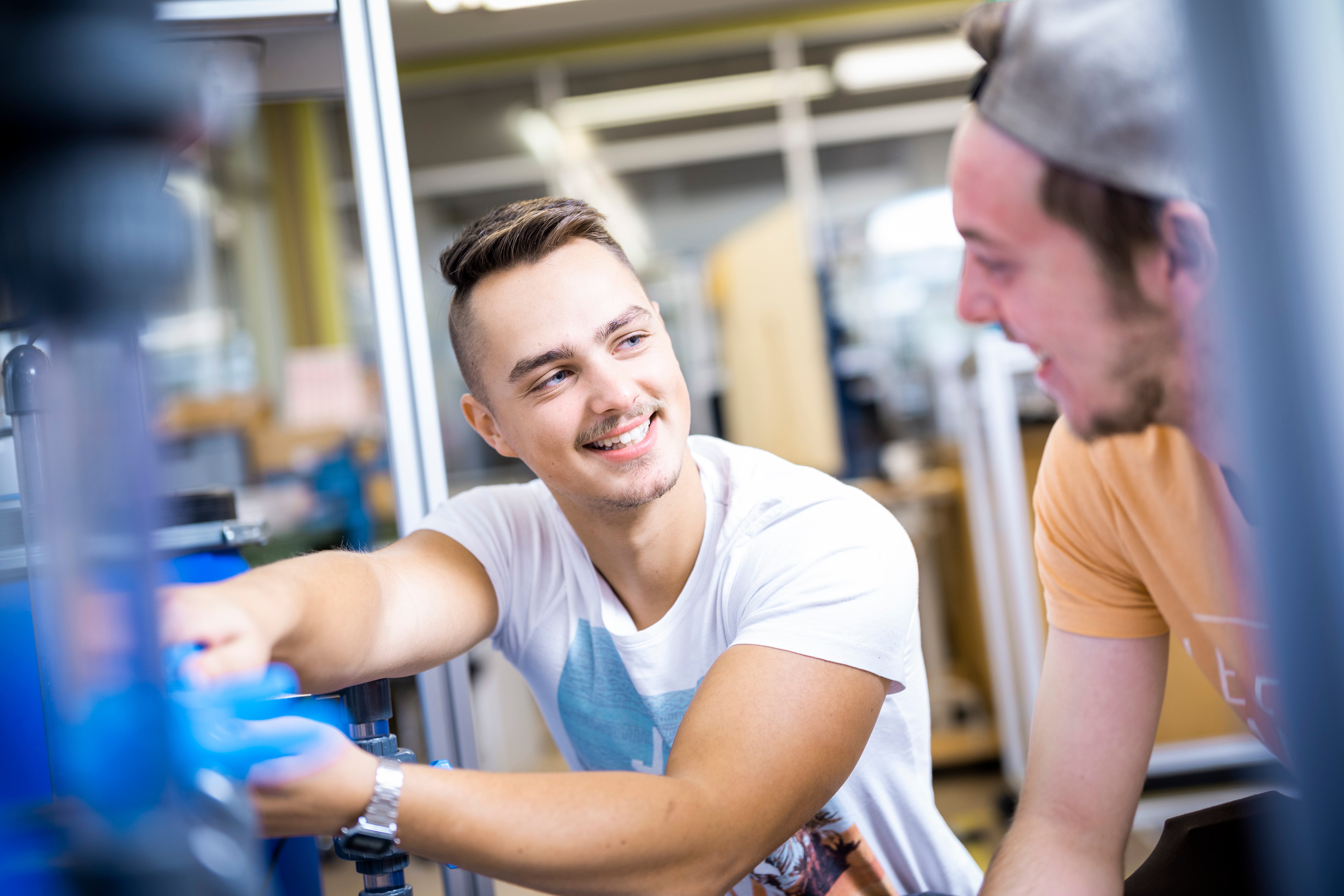 Zwei Schüler unterhalten sich im Technikraum