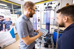 Lehrer zeigt Schüler etwas auf dem Tablet im Labor 