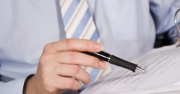 Hand mit Kugelschreiber