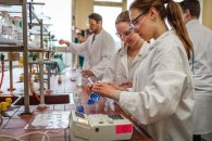 Schülerinnen führen im Labor einen Versuch durch