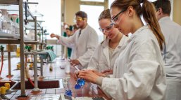 Schülerinnen führen im Labor einen Versuch durch