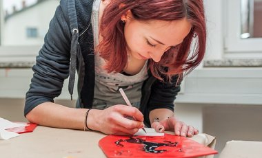 Malerin bei der Arbeit