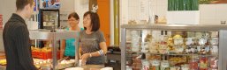 Das Bild zeigt eine Verkaufsszene in der Schulcafeteria der DRS.
