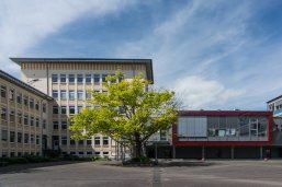 Ansicht der David-Roentgen-Schule und des Schulhofes im Sommer.