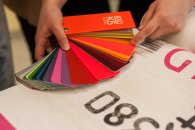 Das Bild zeigt Farbkarten in Fächerform, wie sie von Malern verwendet werden.