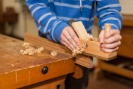 Nahaufnahme der Bearbeitung eines Holzstücks an einer Maschine