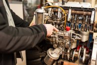 Das Bild zeigt einen Motorblock, der zu Anschauungszwecken aufgeschnitten wurde.