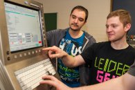 Zwei Schüler programmieren eine CNC-Fräse.