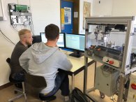 Zwei Schüler der Klasse der Elektroniker für Betriebstechnik schauen sich etwas am PC an