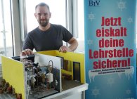 Ein Auszubildender der Kältemechatronik präsentiert seinen Ausbildungsberuf beim Markt der Möglichkeiten an der DRS.