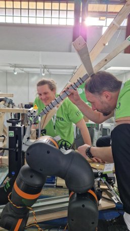 Bild des hauptsächlich aus Holz besteheden Konstrukts der DRS auf der Makeaton sowie zwei Schülern, die daran arbeiten