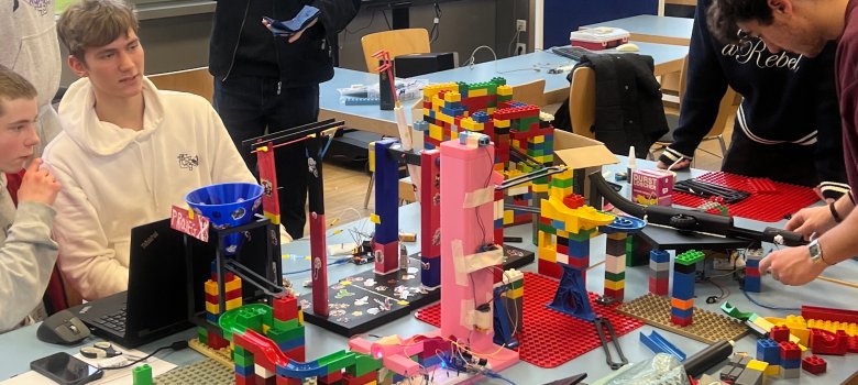 Das Foto zeigt Schüler, die ein Technikprojekt im Rahmen des Marktes der Möglichkeiten präsentieren.
