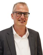 Das Foto zeigt Dirk Oswald, den Schulleiter der DRS.