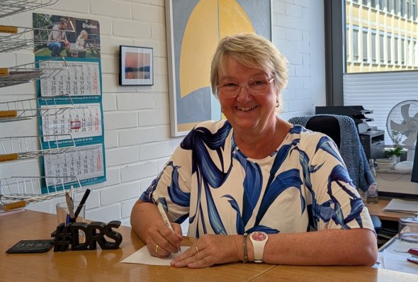 Portraitaufnahme der Sekretärinnen Frau Böhm und Frau Bay des Schulleitungsbüros