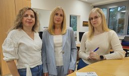 Portraitaufnahme der Sekretärinnen des Schülerbüros