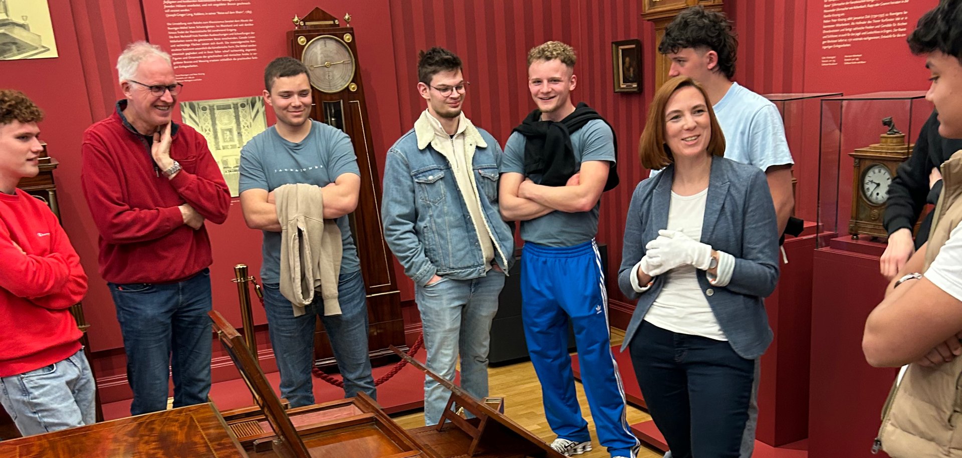 Museumsleiterin Jennifer Stein erklärt den Auszubildenden die Funktionsweisen der Roentgen-Möbel.